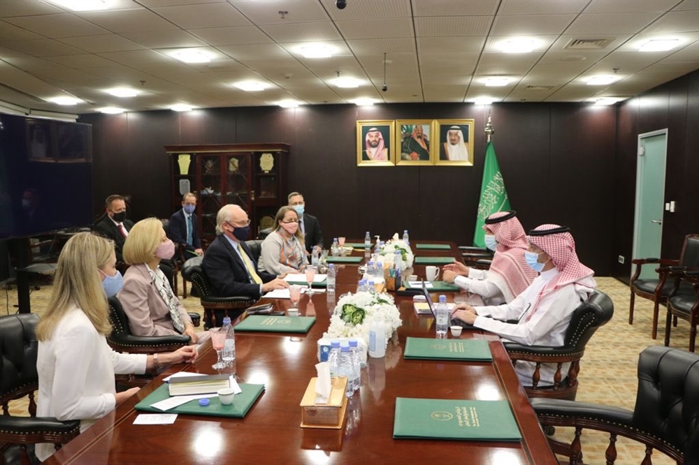 سفير السعودية إلى اليمن يلتقي المبعوث الأمريكي في الرياض