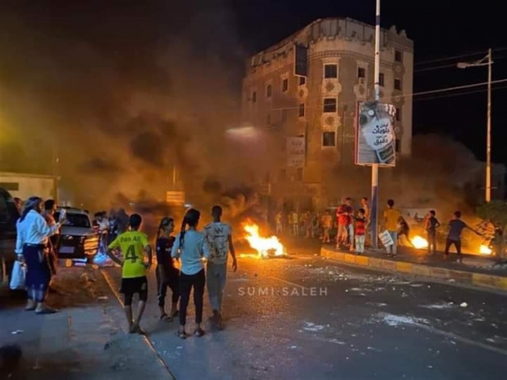 "لملس" يعود إلى عدن على وقع استمرار الاحتجاجات