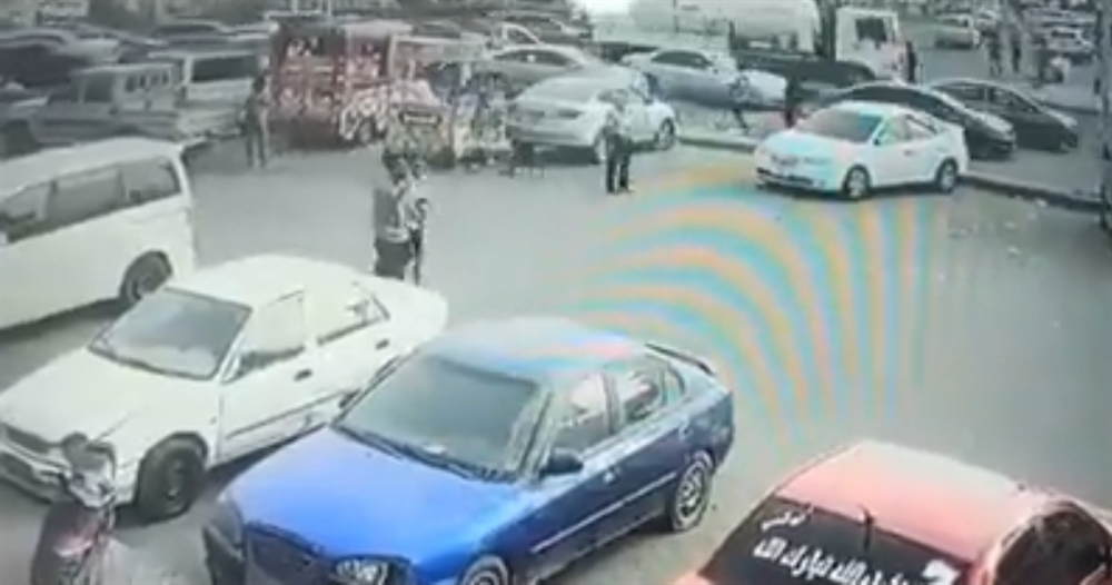 عدن.. مسلحون يختطفون مواطنا من الشارع في وضح النهار.. (فيديو)