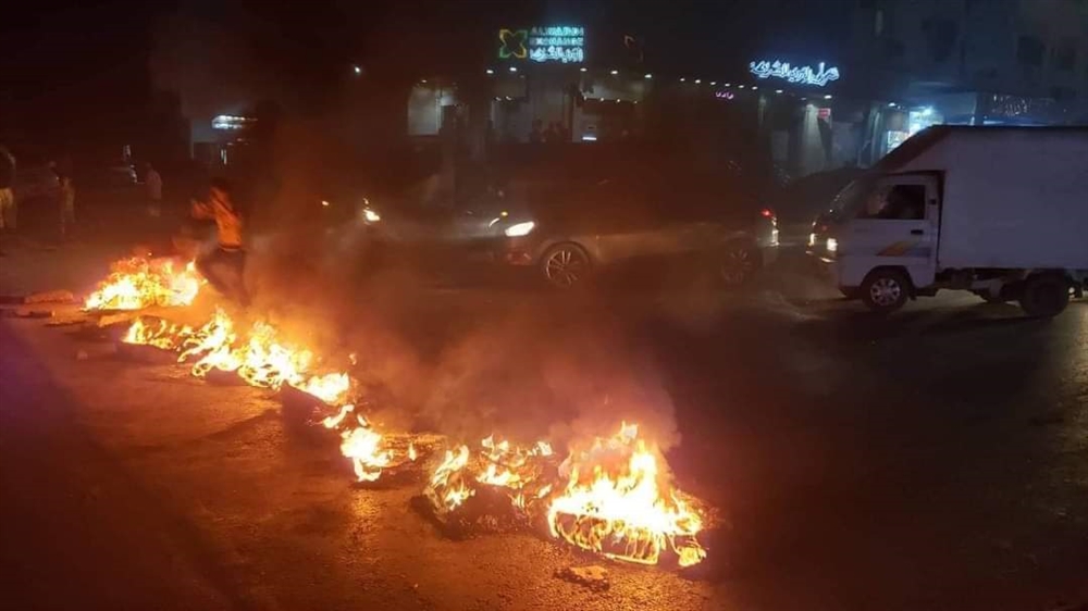 عدن.. احتجاجات غاضبة على ارتفاع أسعار الوقود والسلع وتردي الخدمات